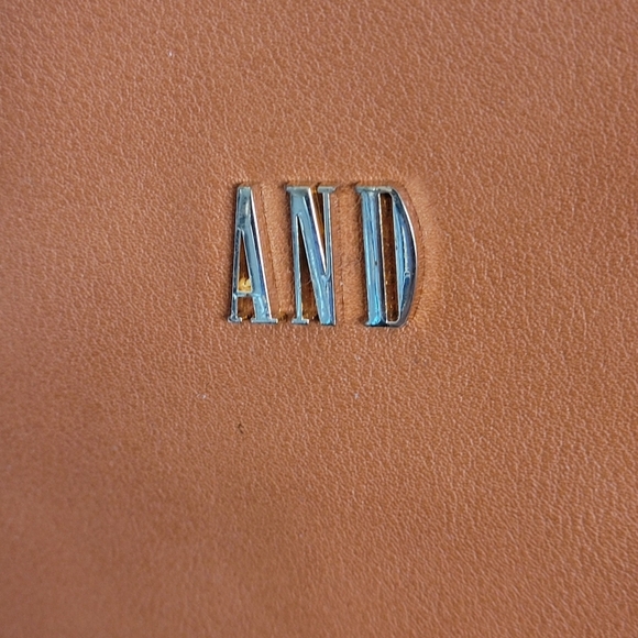 NWOT AND 100% Vegan Small Crossbody Purse with Gold Chain Strap Detail - Picture 4 of 9